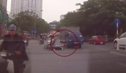 Điều khiển xe máy loạng choạng suýt bị xe tải cán qua